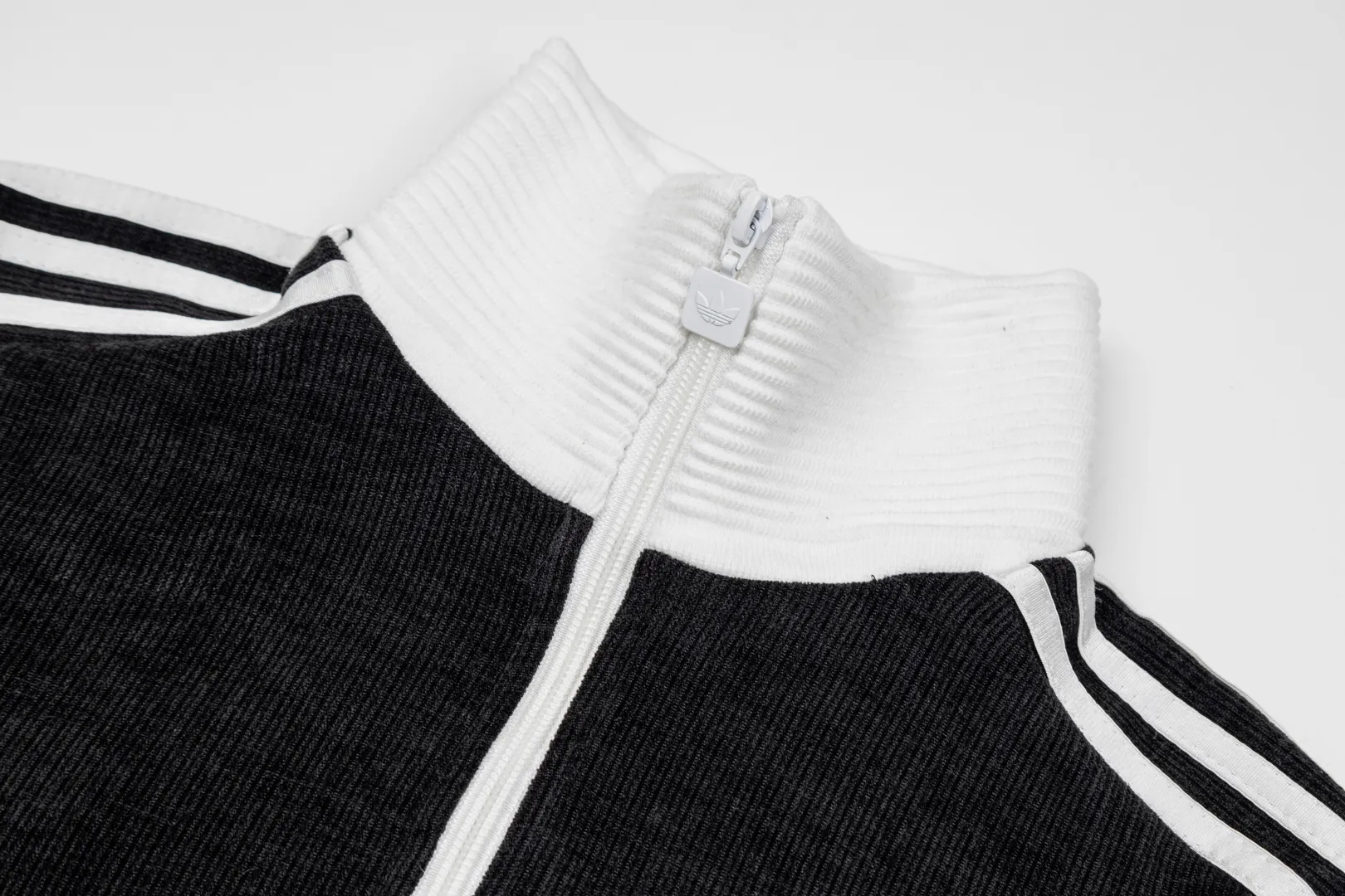 Adidas Clover JENNIE co-branded sports early autumn jacket knitted top women's New Arrival Adidas Jennie Same Style｜Adidas Classic Clover Jacket Clover This co-branded jacket is so easy to wear ✨ Classic Black and White color matching, threaded cuffs, clean and not bloated💯 The corduroy texture has its own atmosphere, and the small logo is low-key and refined💥 It can be salty or sweet, just wear it casually when going out every day and it will look very stylish💯 It has a sporty style but is not particular about your figure, and can be worn by even a small person🔥🔥🔥🔥 Item No.: LD 4966 Color: Black White Pink Size: S-XL